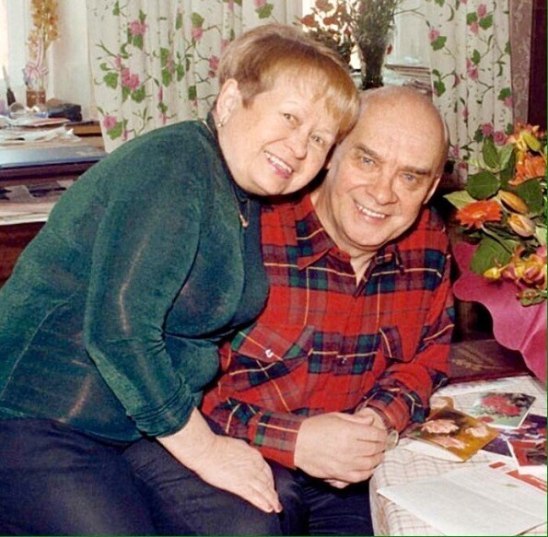 – Тебя зову я нежно – «дорогой»….– А я ещё нежнее – «дорогая»…Любовь идёт в обнимку с добротой –Я ...