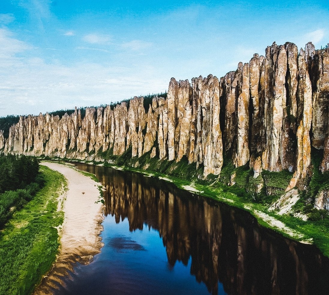 Какие природные достопримечательности есть в московской области. Река Лена Ленские столбы. Ленские столбы в Якутии. Якутия река синяя Синские столбы. Природный парк «Ленские столбы» Сибирь.