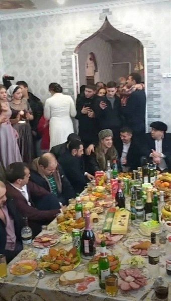 Так выглядят цыганские свадьбы. Простите, но смотреть больно. Обратите внимание на столы.