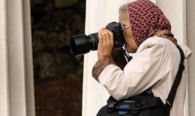 Ах, полюбила бабка деда Сашку, А Сашка бабке Тане дал отмашку! Он говорит, что по другой страдает… А ...