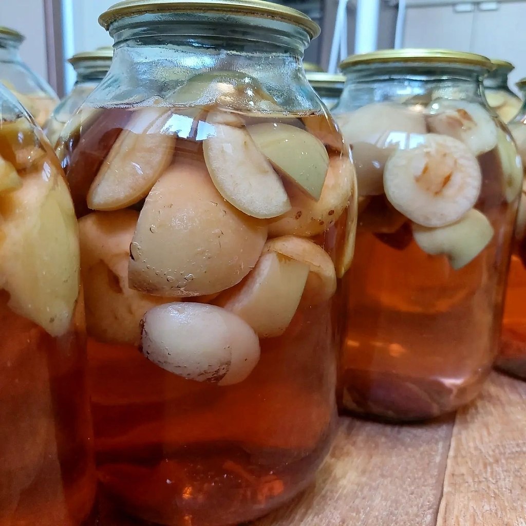 Компот из яблок дольками. Яблочный компот в банках. Компот из яблок дольками. Яблочный компот на зиму без стерилизации дольками. Компот из яблок на зиму.
