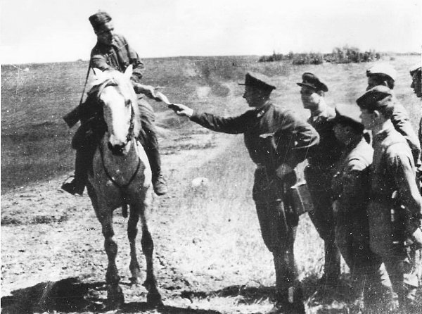 Красноармеец-посыльный передает донесение группе командиров РККА. Воронеж. РСФСР. СССР. 1942 год. ...