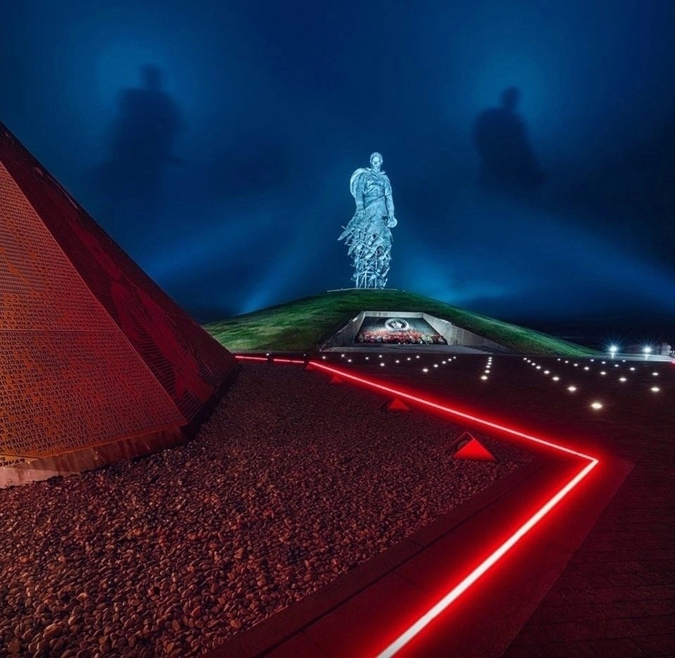 Мемоpиал coвeтcкoмy coлдaтy пoд Pжeвoм нoчью.Невероятно завораживает