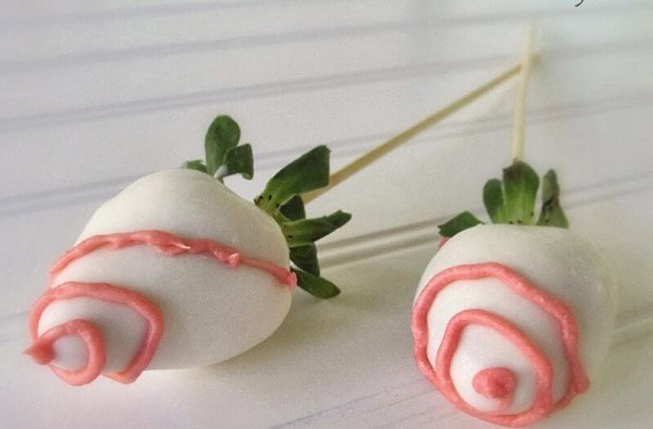 Вкусный букет из клубники в шоколаде. Растапливаем шоколад на водяной бане, затем насаживаем свежую ... - 5