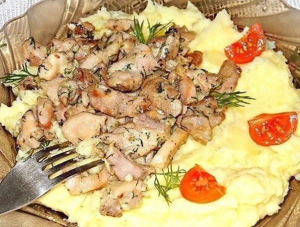 КУРИНОЕ ФИЛЕ С ЧЕСНОКОМ И СЫРОМ.ИНГРЕДИЕНТЫ: Филе - 350-400 г; Сметана или майонез - 3-4 ст. л.; ...