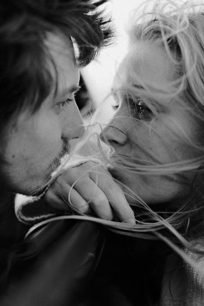 Б л и з о с т ь. Это не о рядом. Это о внутри. Это между строк видеть, между букв слышать, между ...