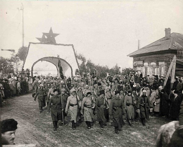Вступление в город частей 5-й Армии. Иркутск. Россия. 1920 год. #1920s@phistory | #СССР@phistory | ... - 2