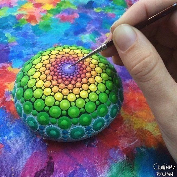 Австралийская художница Элспет Маклин рисует на камнях тысячи крошечных точек, создавая красочные ... - 2