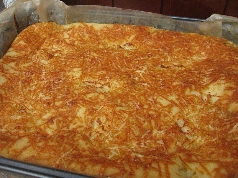 Быстрый пирог к чаю. . Нет проще!!! Тесто: стакан кефира, 3 яйца,0,5 ч. ложки соды,соль, сливочное ...