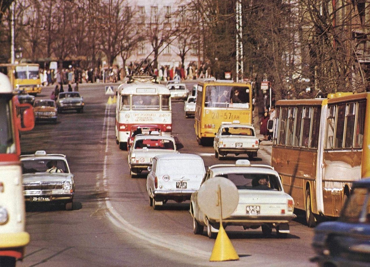 Автомобильный поток на бульваре Александра Суворова в ... | Назад в СССР |  Фотострана | Пост №2588160781