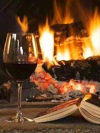 Я Вас недолюбил, недосогрел, Захлопнул дверь И просто не вернулся. Зачем пишу? Наверно постарел, ...