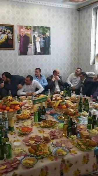 Так выглядят цыганские свадьбы. Простите, но смотреть больно. Обратите внимание на столы. - 4
