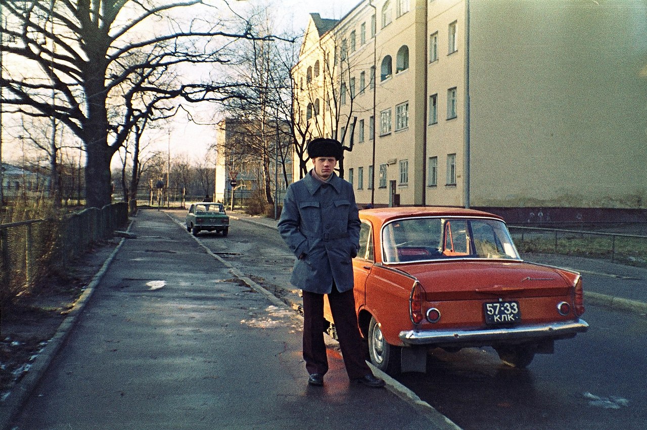 Советский неприятный. Москвич 408 СССР. Москвич 90е. Москвич-408 и ВАЗ-2101. Москвич 80-х.