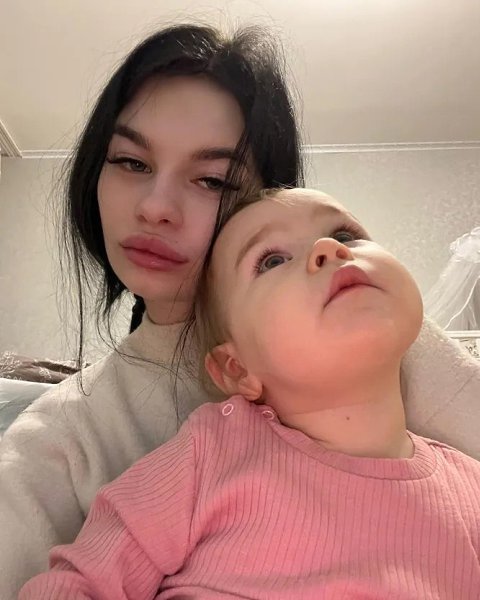 Выпавшая из окна 5-го этажа 2-летняя дочь блогерши Арины Шальновой скончалась в больнице в день ...