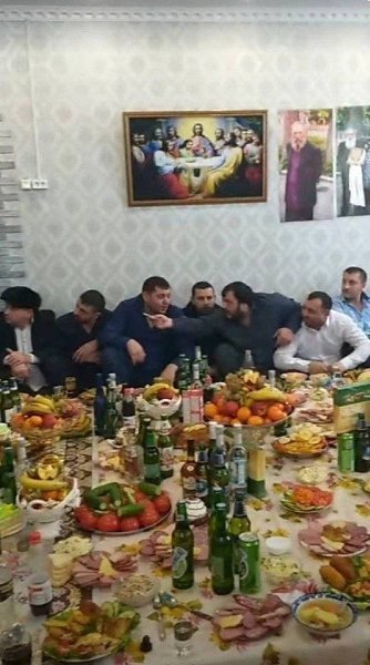 Так выглядят цыганские свадьбы. Простите, но смотреть больно. Обратите внимание на столы. - 3
