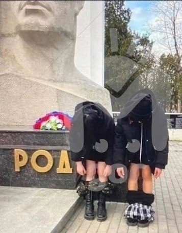 Школьницы бросили вызов традициям в фотосессии у памятника героям. В Прохладном две ученицы устроили ...