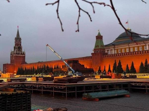 В Москве на Красной площади стартовали работы по созданию ледового катка. Рабочие уже установили ...