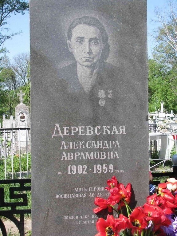 Когда в Ставрополь привезли эшелон эвакуированных из Ленинграда детей сирот, малыши стоять уже не ...