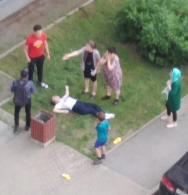 Падение с многоэтажного дома в Санкт-Петербурге может стоить жизни школьнице.Печальный инцидент ...