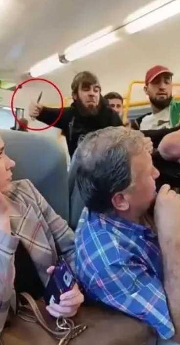Агрессивные кавказцы напали на контролеров и пассажиров подмосковной электрички с ножом: Теперь ... - 2