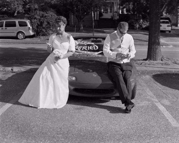 Фотограф удалил телефоны со снимков, чтобы показать, как мы далеки друг от друга - 2