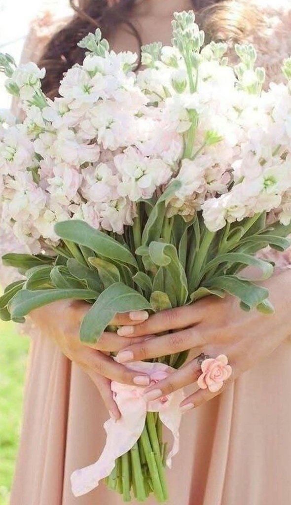 :) Я могу улыбаться, когда тяжело, И смеяться, когда текут слезы... Я умею казаться порою такой ...