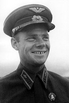 Грицевец Сергей Иванович.– командир авиагруппы республиканских ВВС в Испании, старший лейтенант;- ...