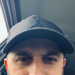 Tommy Lee, 30, 