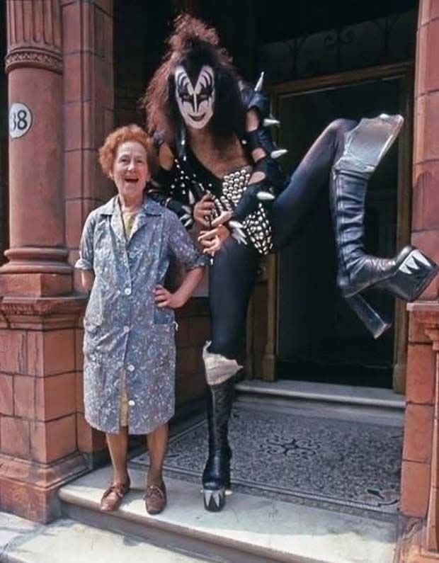 :) Маменькин сынок.Джин Симмонс, один из основателей группы Kiss, всегда был категорически против ...