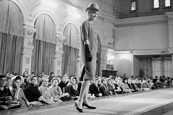 Показ мод в ГУМе, 1960-е года. Показ мод в ГУМе — это яркий эпизод советской истории, когда даже в ...
