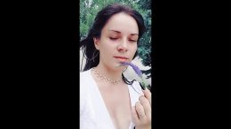 красивая такая, аж сама прусь)