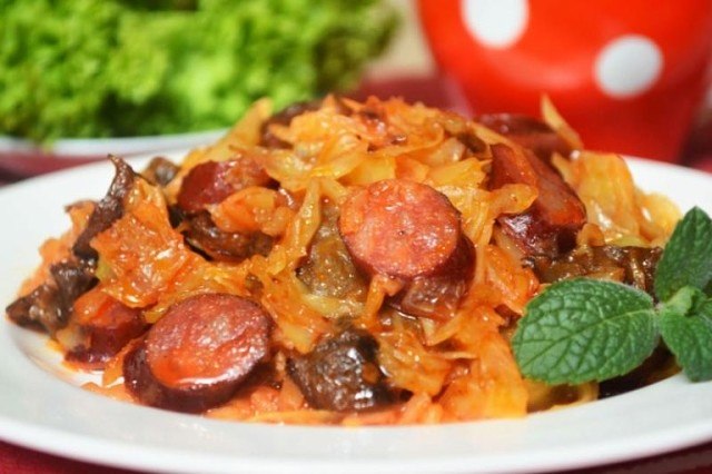 Тушеная капуста с грибами и охотничими колбасками.Продукты:- среднего кочана капусты- 1 луковица- 1 ...