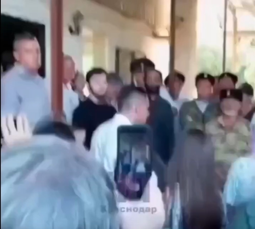 Ваххабит сорвал крест с батюшки и начал издеваться. Однако смех быстро испарился, когда к нему ... - 2