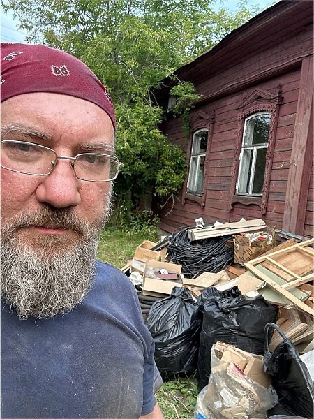 Меня зовут Александр. Четыре года назад я взял в руки молоток, а в сердце – веру. Из заброшенного ...