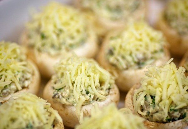 Шампиньоны с курицей и сыром. Ингредиенты: Куриное филе — 500 г Фета — 60 г Большие свежие ... - 4