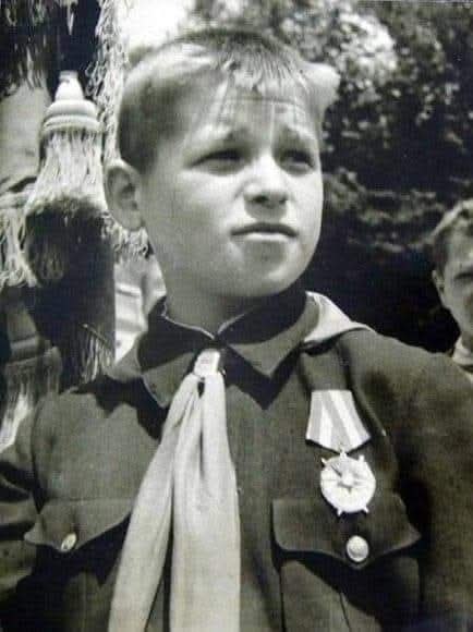 11 июня 1944 года на центральной площади Киева были выстроены части, уходившие на фронт. Перед этим ...