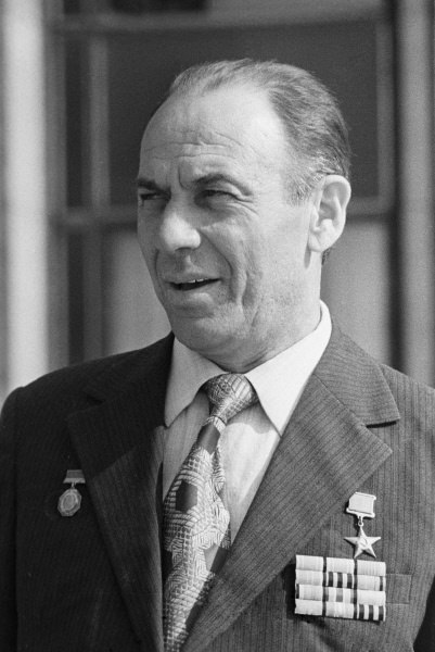 Мироненко Валентин Карпович, (12 июня 1925 — 9 ноября 1995) — Герой Социалистического Труда (1966). ...