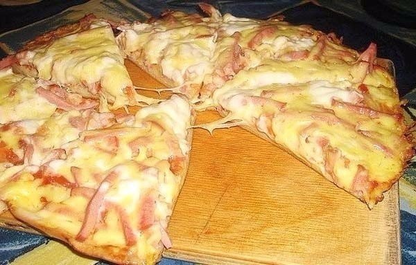 Вкусная пицца на сковороде за 10 минут.Ингредиенты:4 ст.л. сметаны4 ст.л. майонеза2 яйца9 ст.л. муки ...