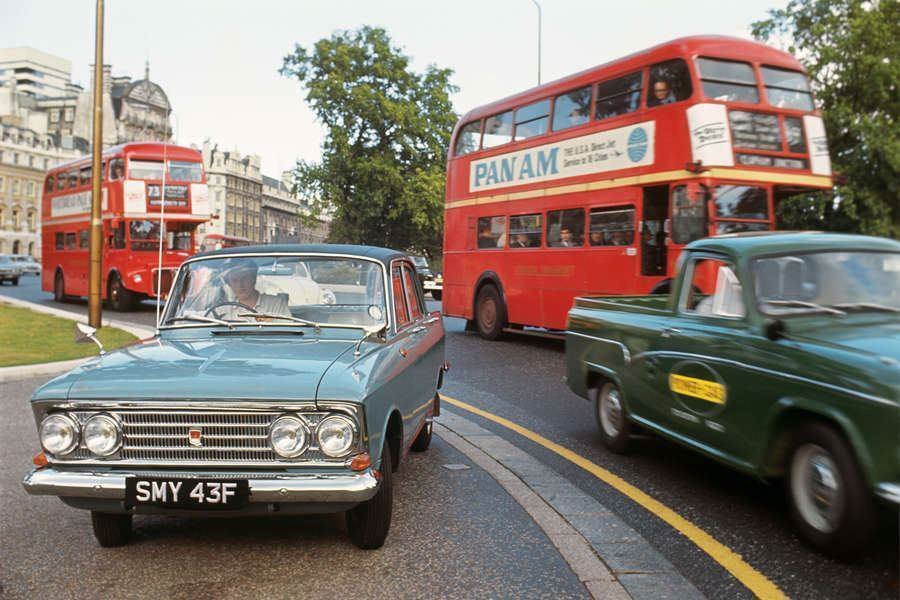 Москвич-408 на улицах Лондона, 1967 год. Москвич-408 — это советский автомобиль, который выпускался ...