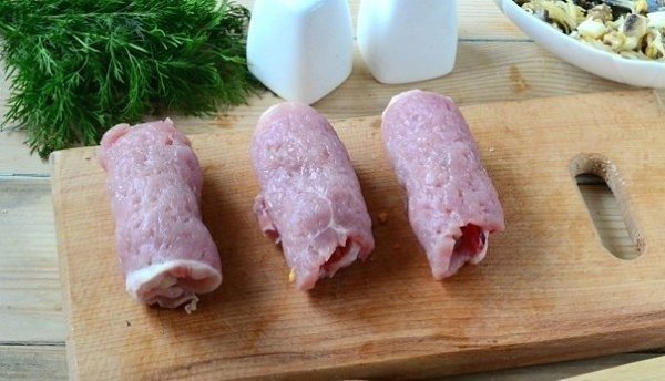 Сочные мясные рулетики.Ингредиенты:Свиная вырезка — 500 гГрибы — 300 гЛук репчатый — 1 шт.Яйцо — 1 ... - 3
