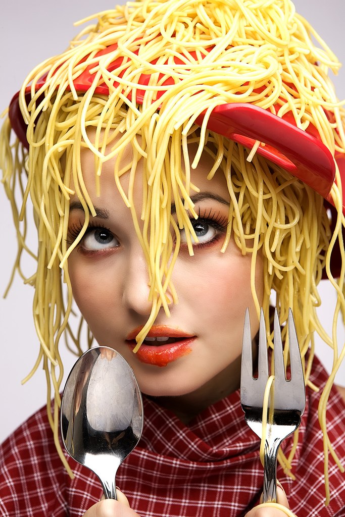 Лапша с ушей. Девушка с лапшой. Лапши на уши навешал. Лапша с ушей свисает. Вермишель на ушах.