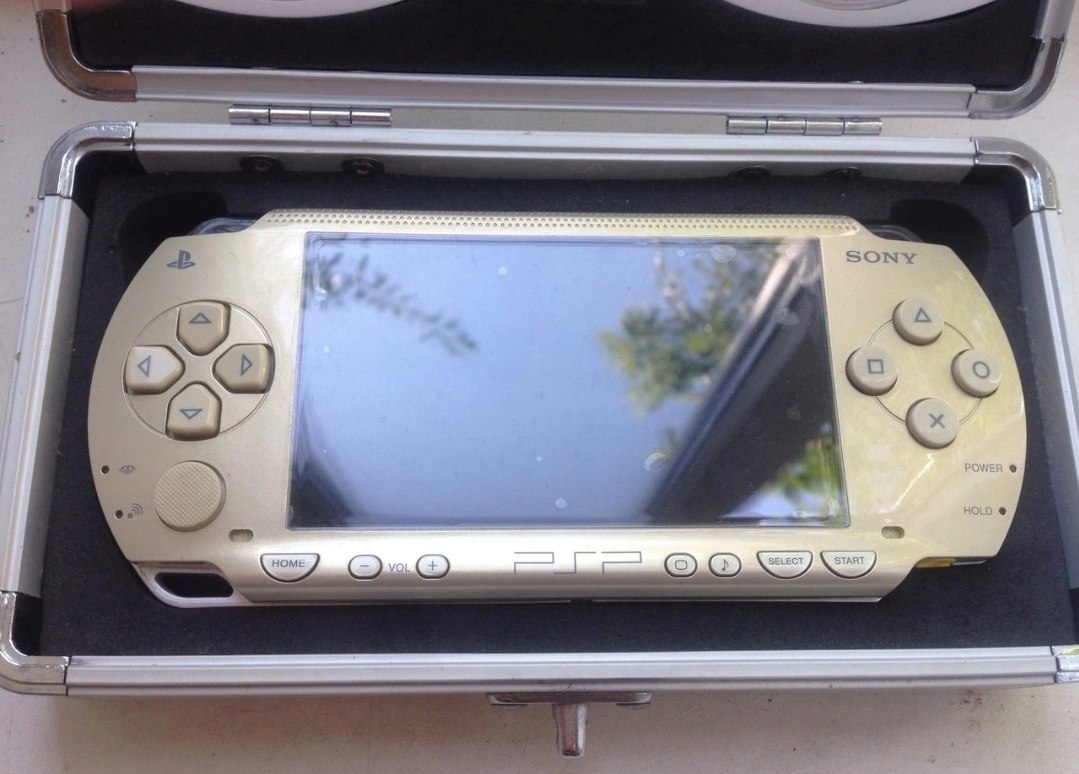 B 2007 �o�y �p�o�pe� �� ��o��� ��c�������y� PSP 1000 Champagne Gold �a 7-8 ��c�� py��e�. B �e ... - 2