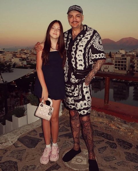 Как же быстро растут чужие дети.Филипп Киркоров показал дочь на отдыхе в Греции. 13-летняя ... - 2