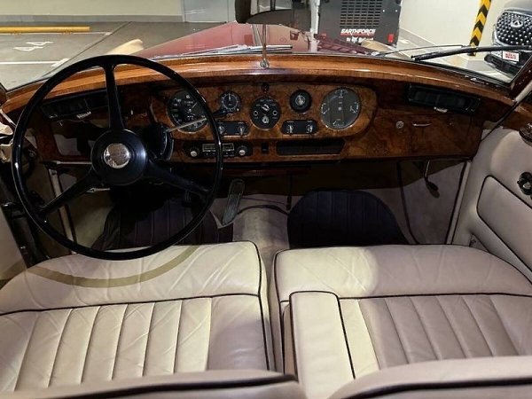 В Москве выставлен на продажу редкий Bentley, принадлежавший принцессе Дубая. Его стоимость 50 ... - 2