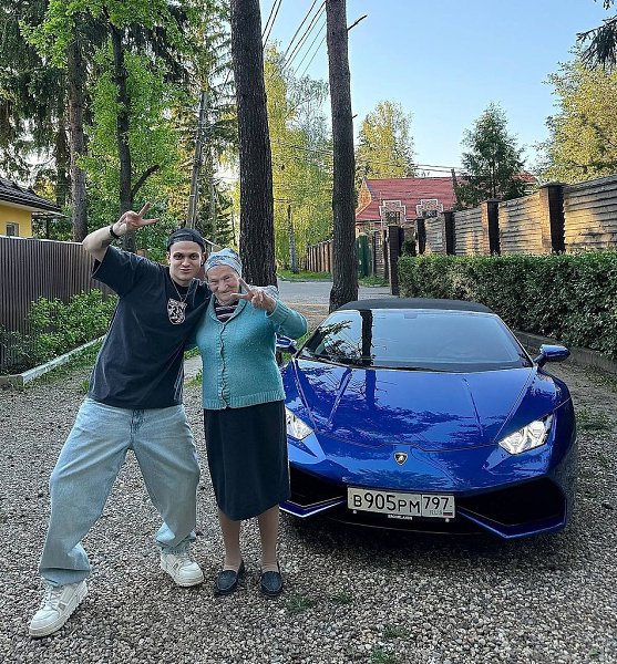 Стример Бустер поделился, что подарил своей бабушке автомобиль Lamborghini. Он сказал, что это самый ...