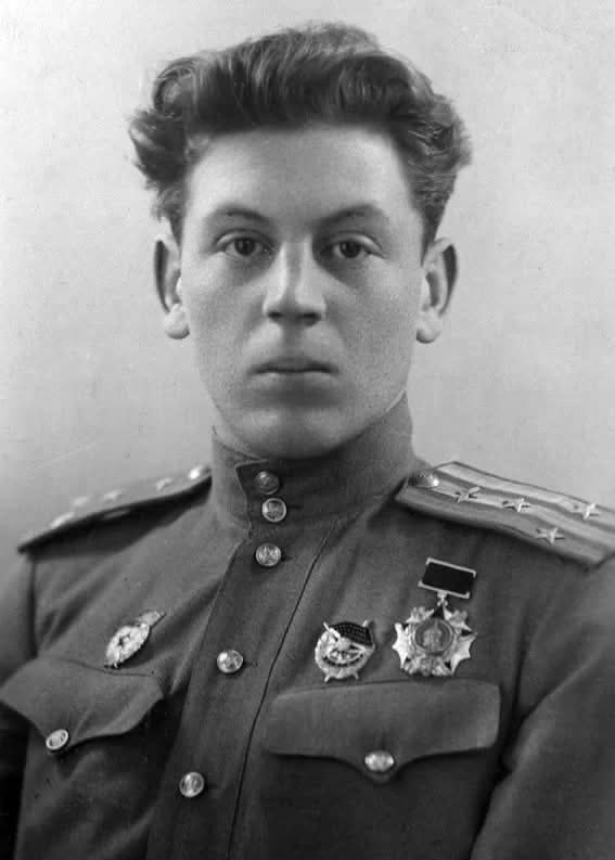 28 апреля 1953 года по приказу Хрущёва был арестован Василий Сталин. Официально — за ...