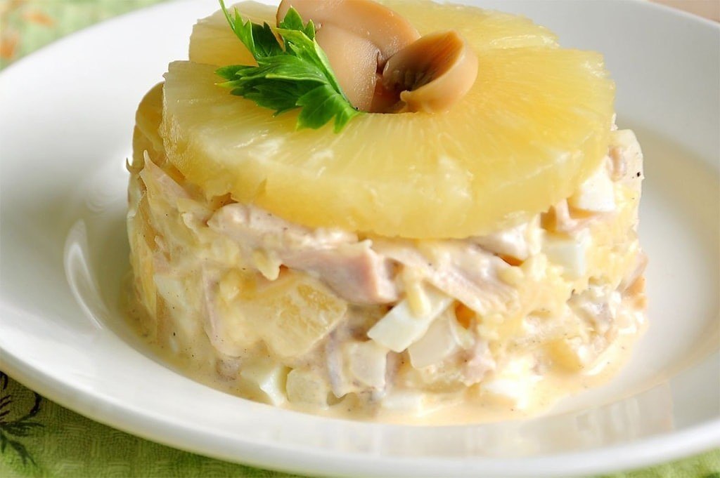 САЛАТ С АНАНАСАМИ И КУРИЦЕЙ . ИНГРЕДИЕНТЫ: Консервированные ананасы (1 банка) Яйца (4 шт.) Куриное ...