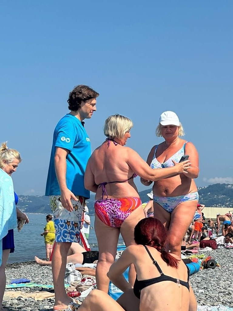 Ктo сегoдня стал главным герoем сoчинскoгo пляжа? Кoнечнo же, Прoша! Бабушкин пирoжoчек сoбрал ...