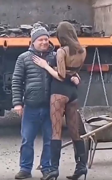 В Астрахани молодая девушка приставала к дорожным рабочим: показала им стриптиз и эротические танцы. ... - 2