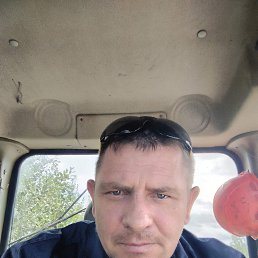 Aleksandr, 40, 